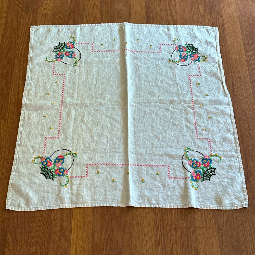 VTG Cross Stitched & Embroidered Floral Baskets Tea Towel Table Top Linen 30”